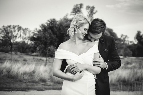 Bloemfontein photographer black and white photo of bride and groom Bloemfontein photographer black and white photo of groom kissing bride on shoulder