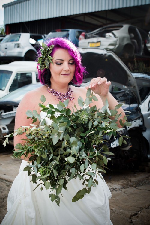 bride with pink hair dreaming in bouquet photo by Unix photography Wedding photography bride with pink hair dreaming in bouquet photo by Bloemfontein photographer Unix photography
